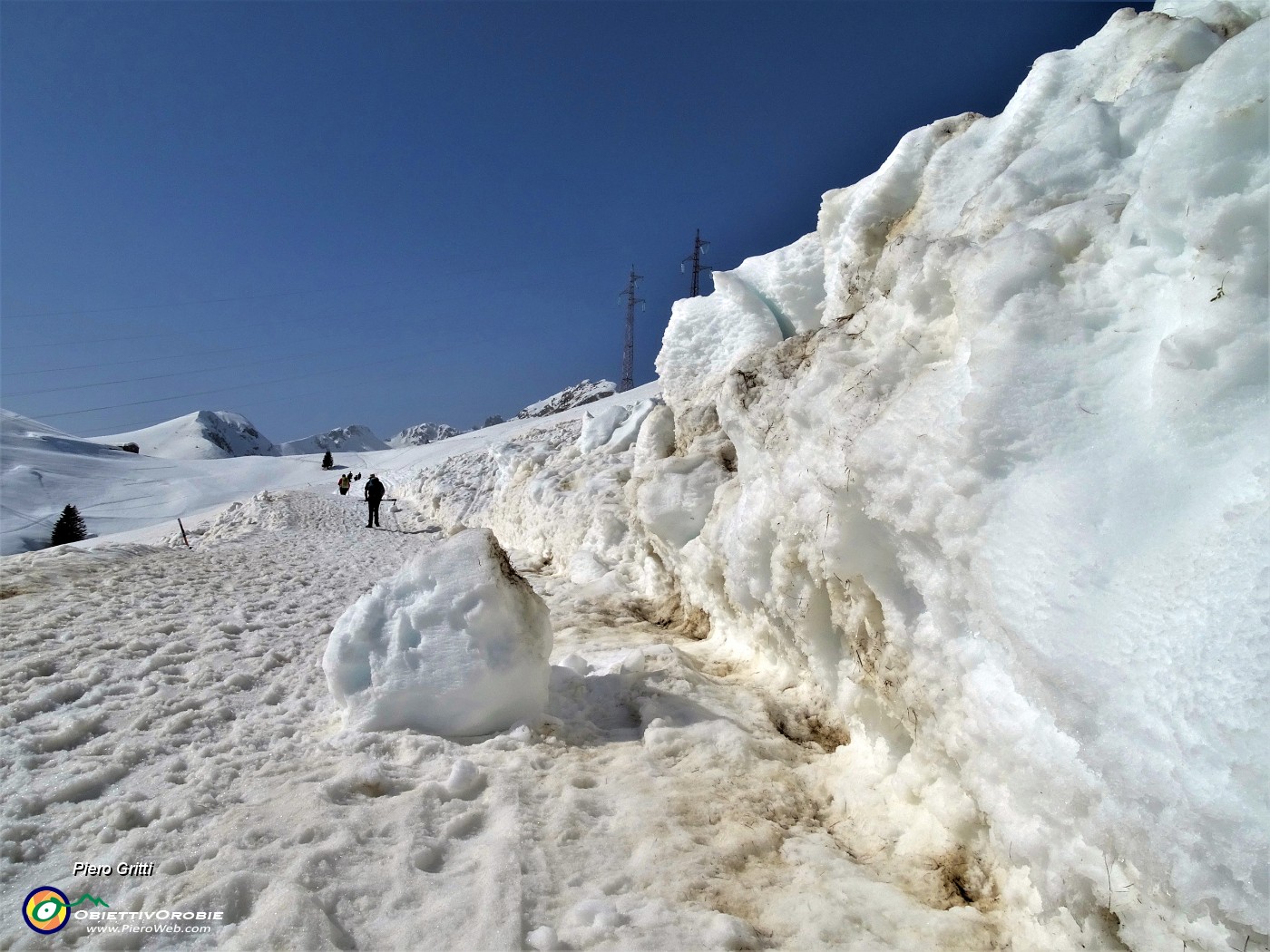 44 Alta neve ammassata sul lato a monte della strada.JPG -                                